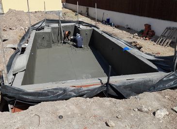 Swimming pool. Concreting work in process